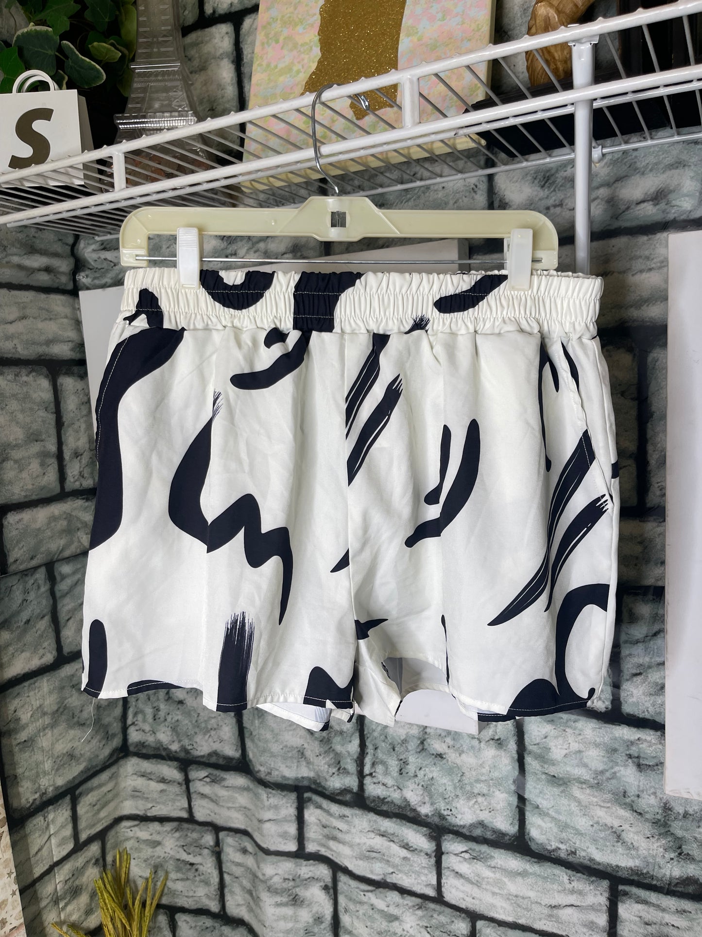 Black White Print Shorts Women sz 2XL
