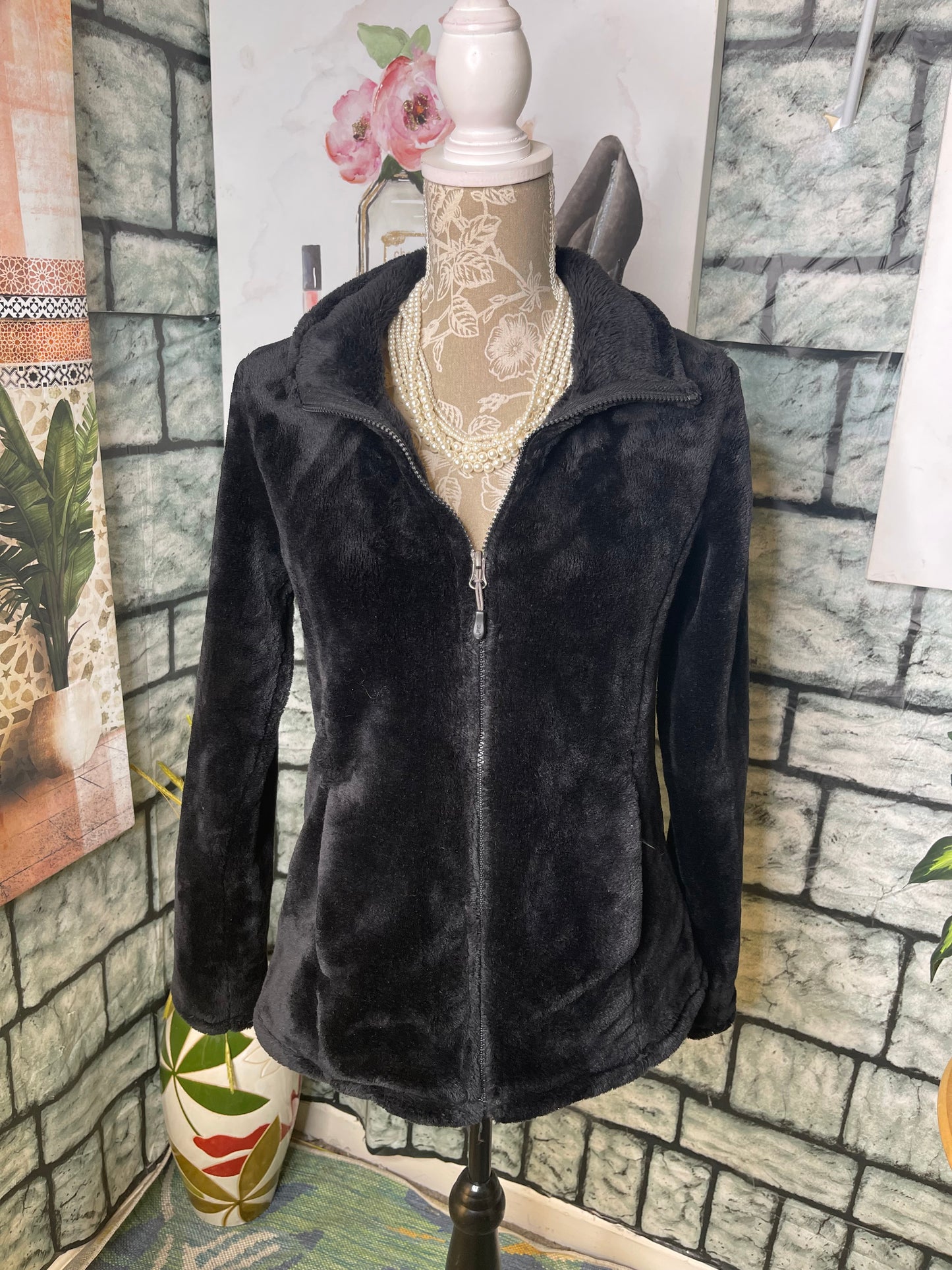 32 Heat Black Fuzzy Jacket Women sz Small