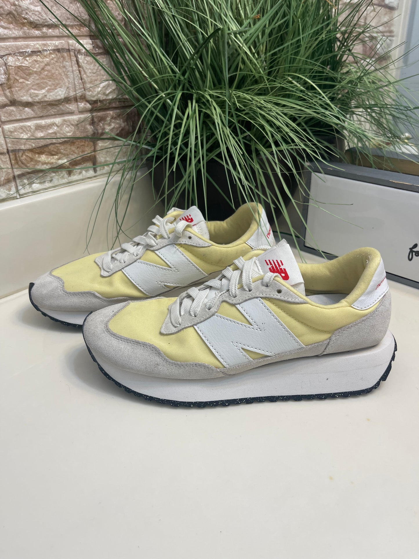New Balance Beige Yellow Women sz 8