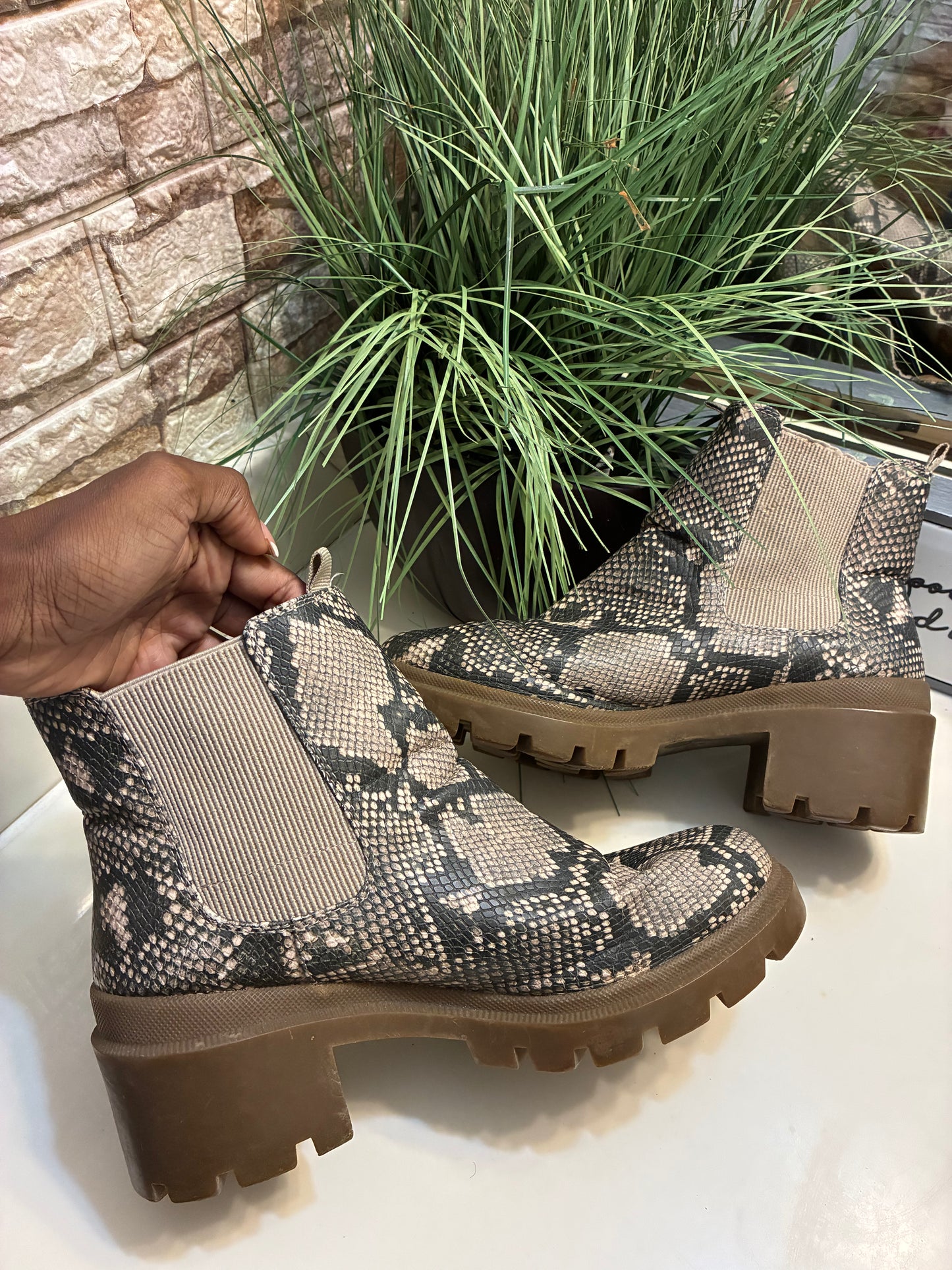 Universal Threads Tan Gray Print Boots Women sz 9.5