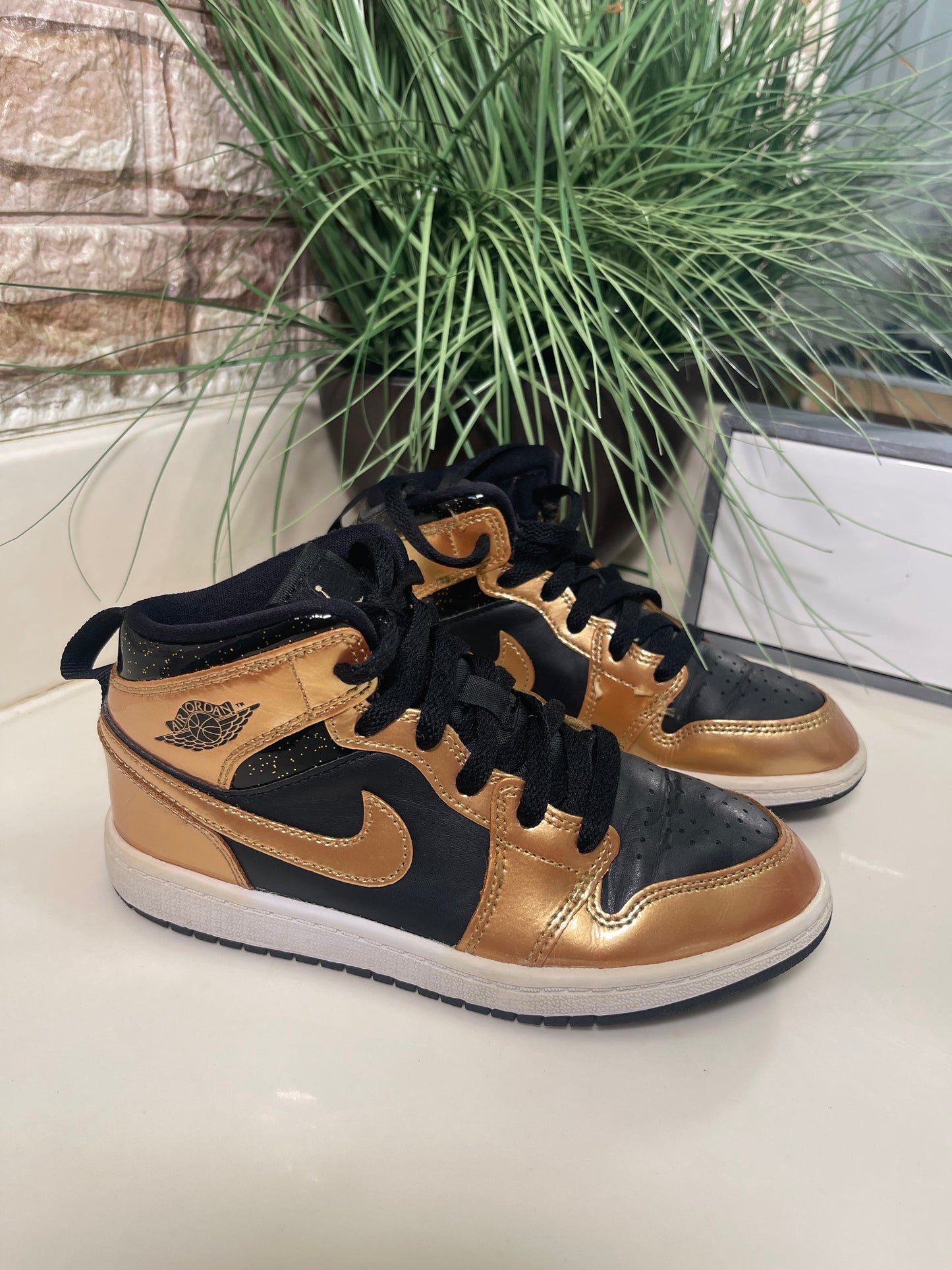 Nike Gold Black Boys sz 1Y