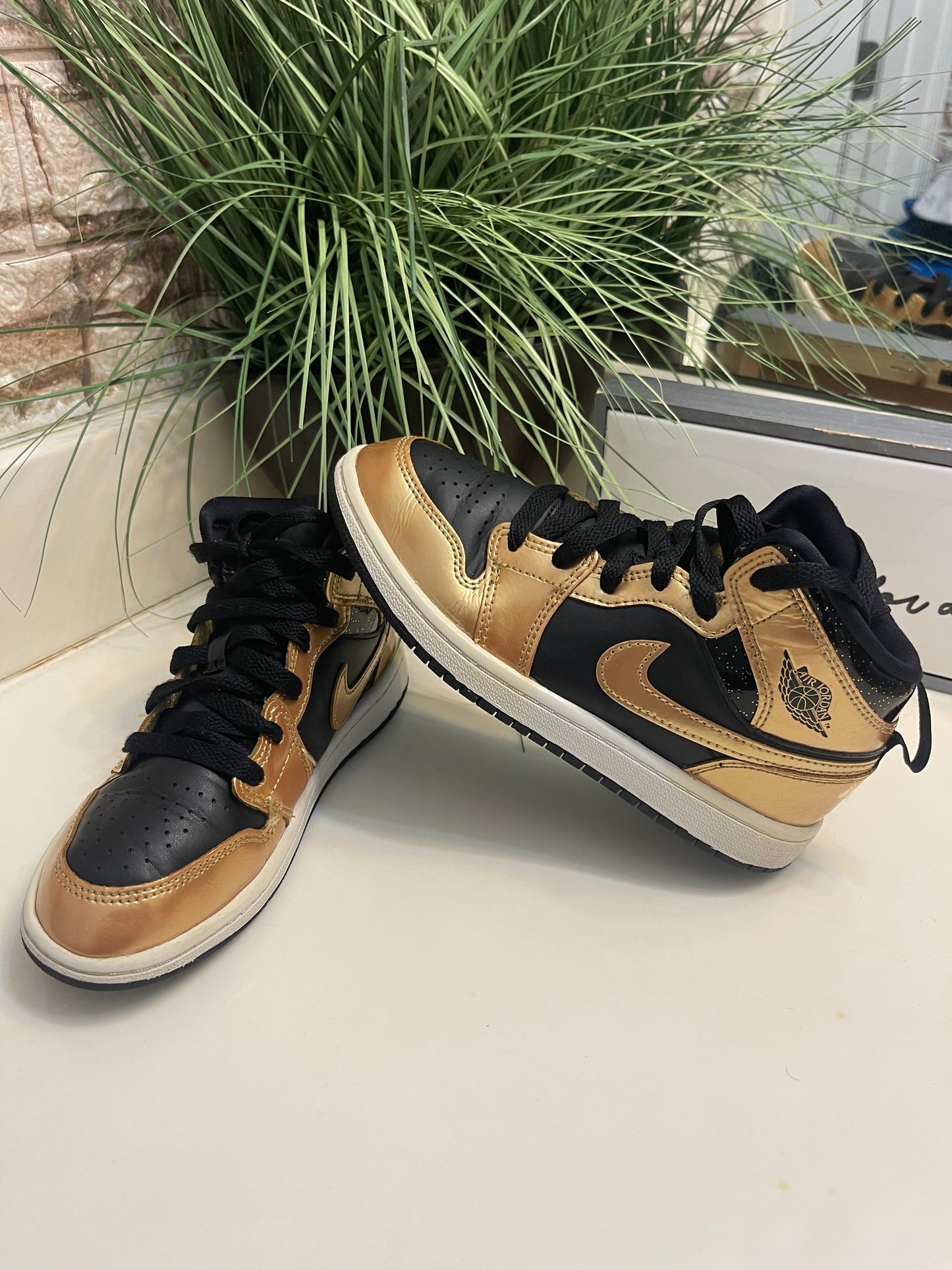 Nike Gold Black Boys sz 1Y
