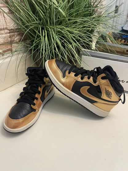 Nike Gold Black Boys sz 1Y