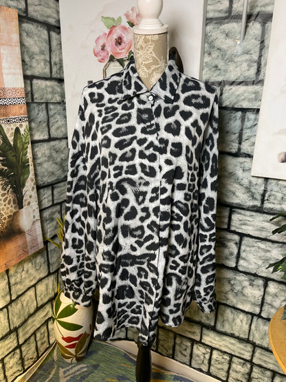 Black Gray Print Button Blouse Women sz 4XL (best fit 2XL