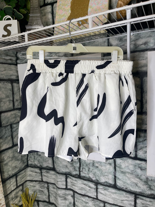 Black White Print Shorts Women sz 2XL