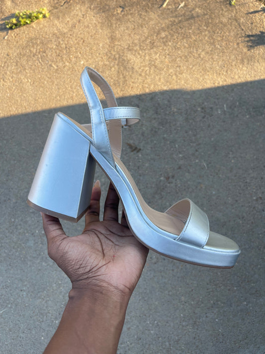Dream Paris Gray Heels Women sz 9.5