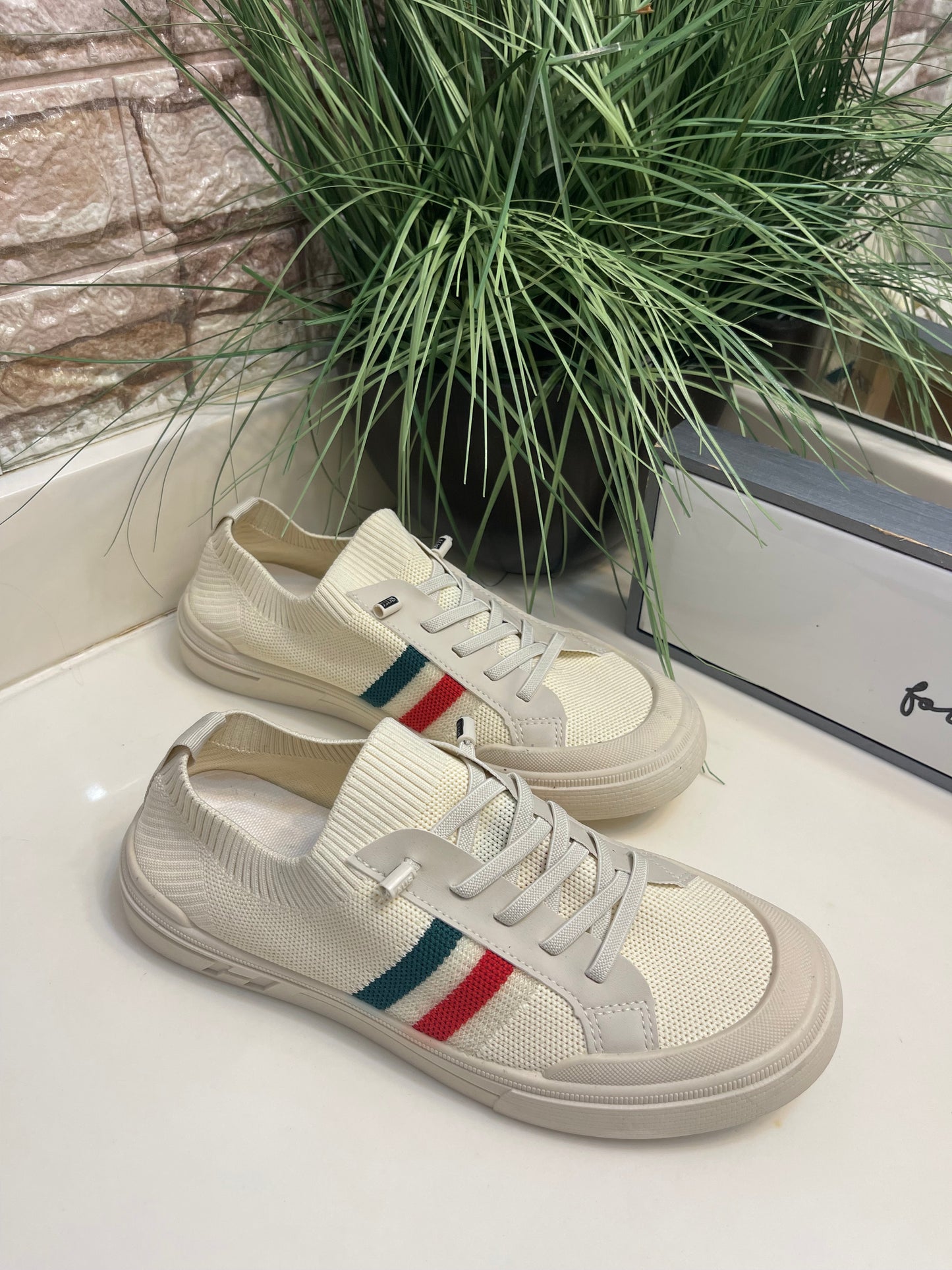 Beige Red Green Sneakers Women sz 9
