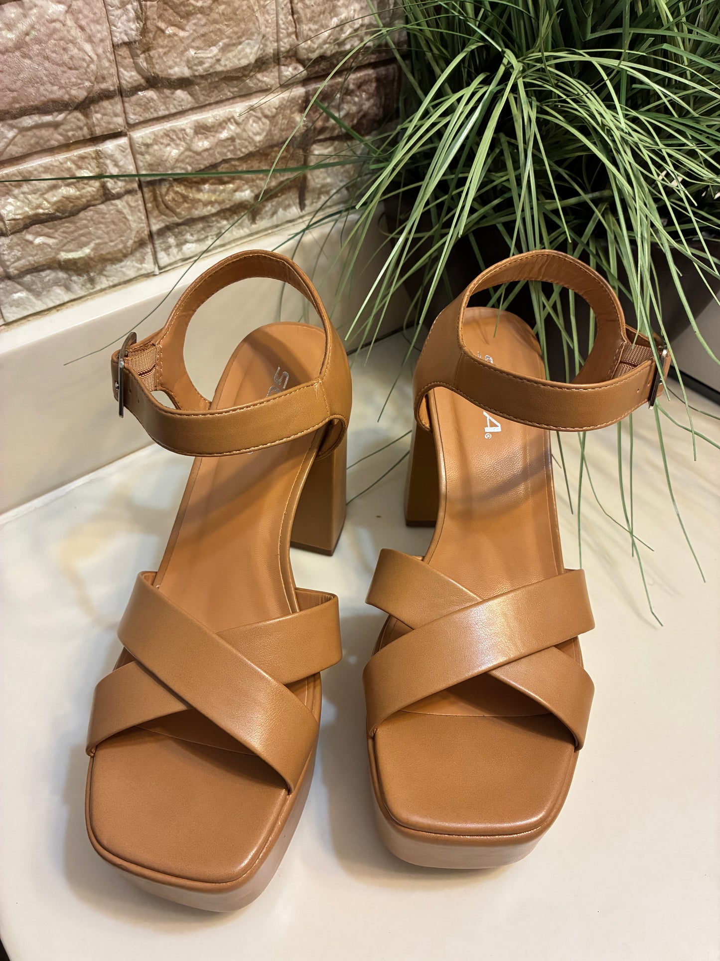 Soda Tan Heels Women sz 8