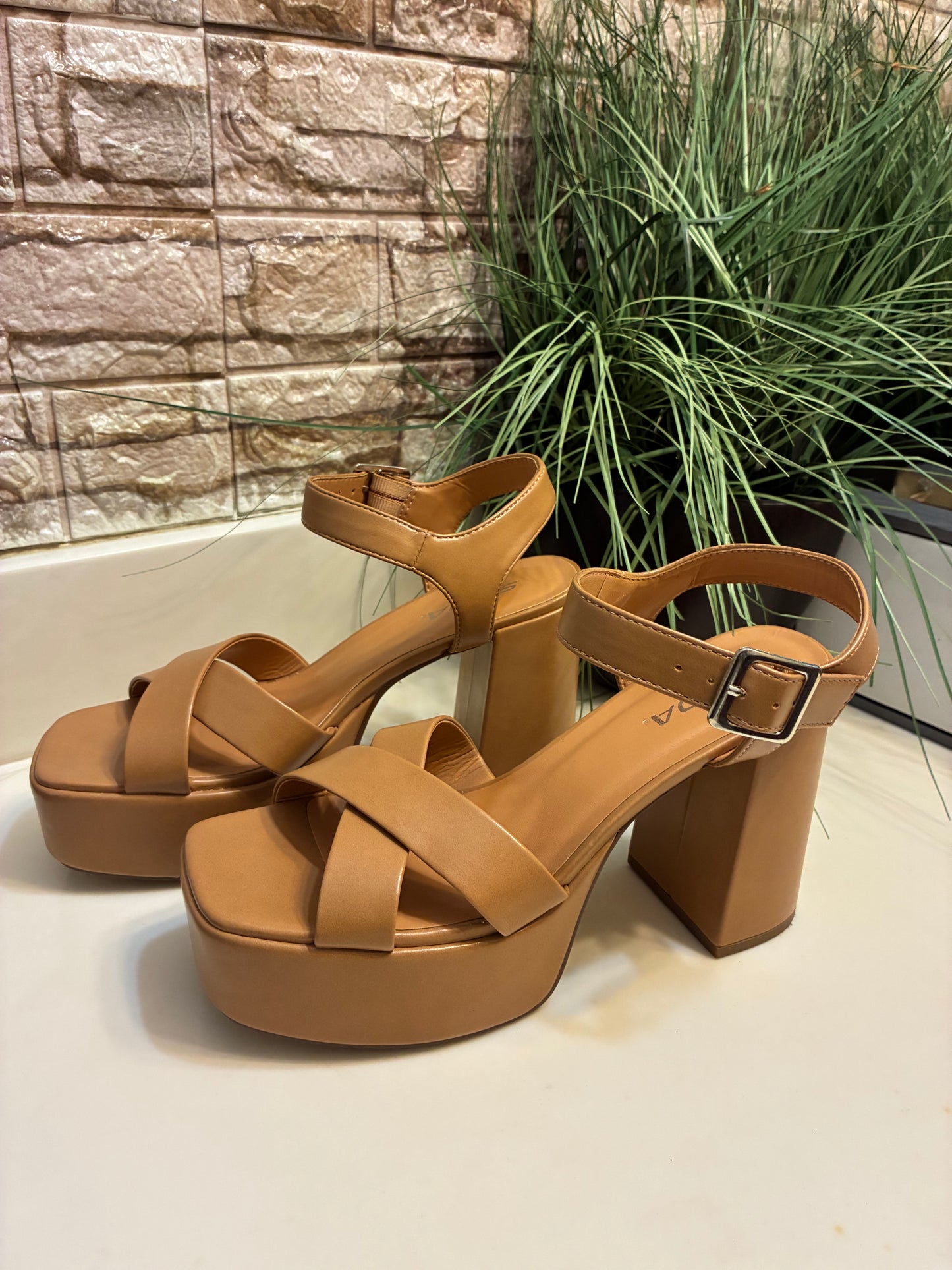 Soda Tan Heels Women sz 8