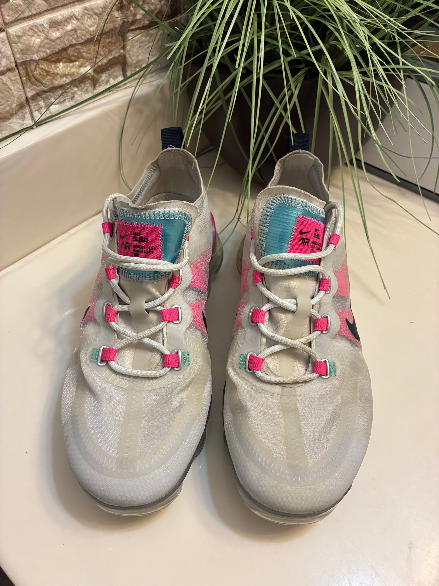 Nike White Pink Blue Women sz 9