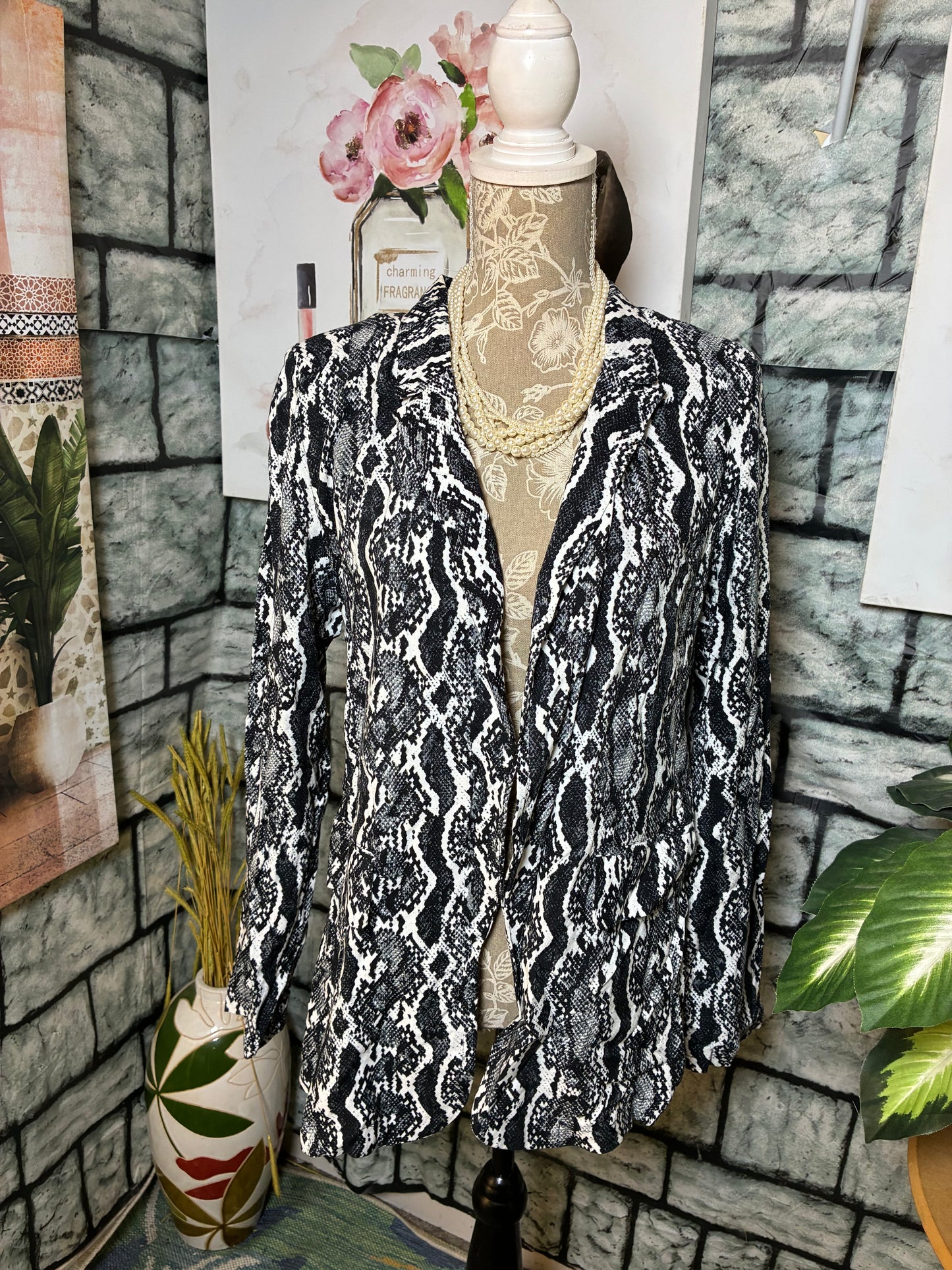 Miss Selfie Black White Print Top / Blazer Women sz Medium