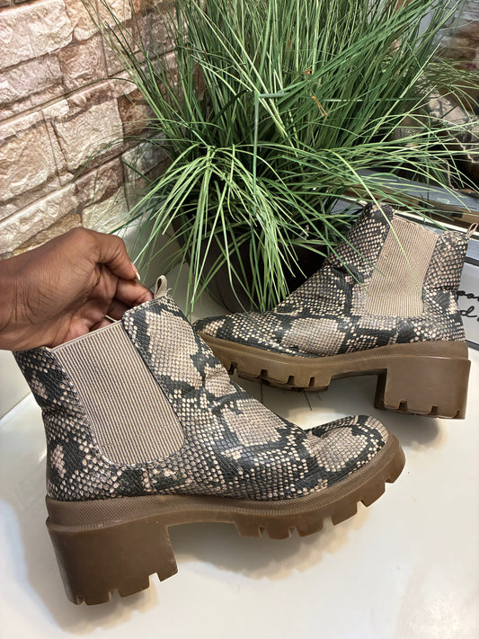 Universal Threads Tan Gray Print Boots Women sz 9.5